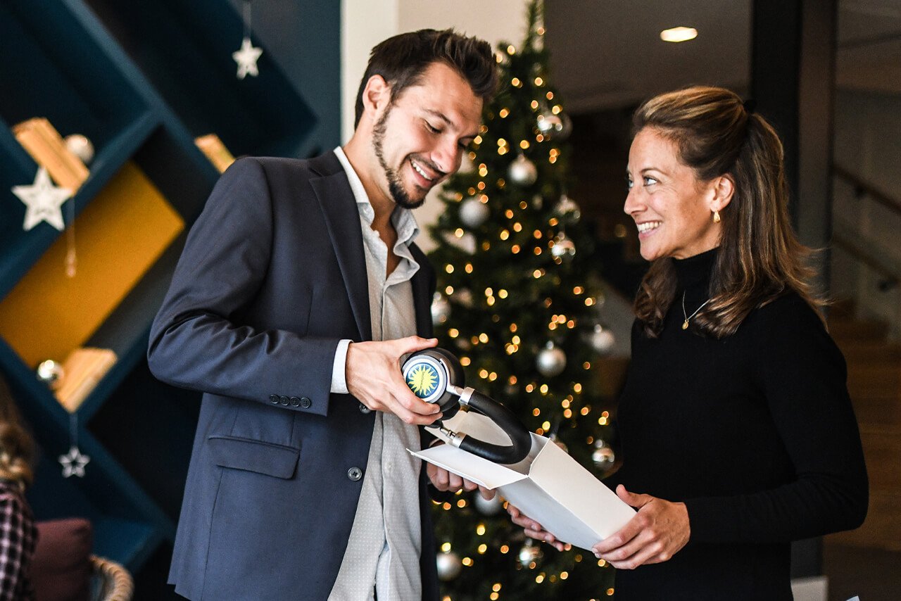 Top 15 Corporate Holiday Gift Ideas For Employees